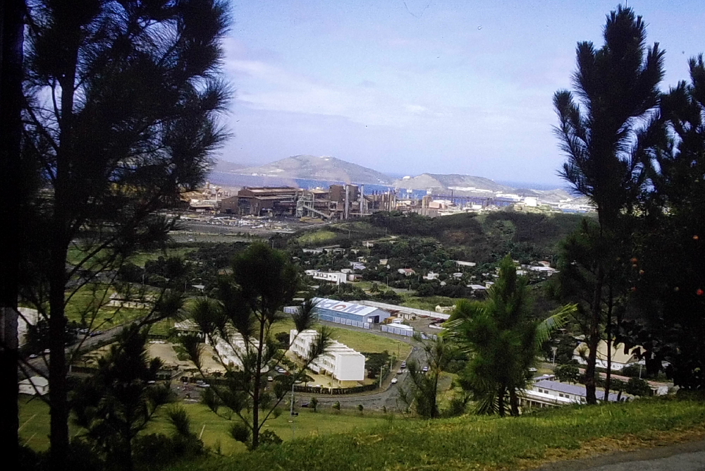 Vue dur l'usine de nickel Nouméa 